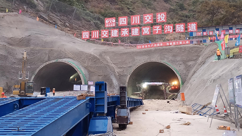 移動棧橋助力沿江高速窩子溝隧道建設(shè)